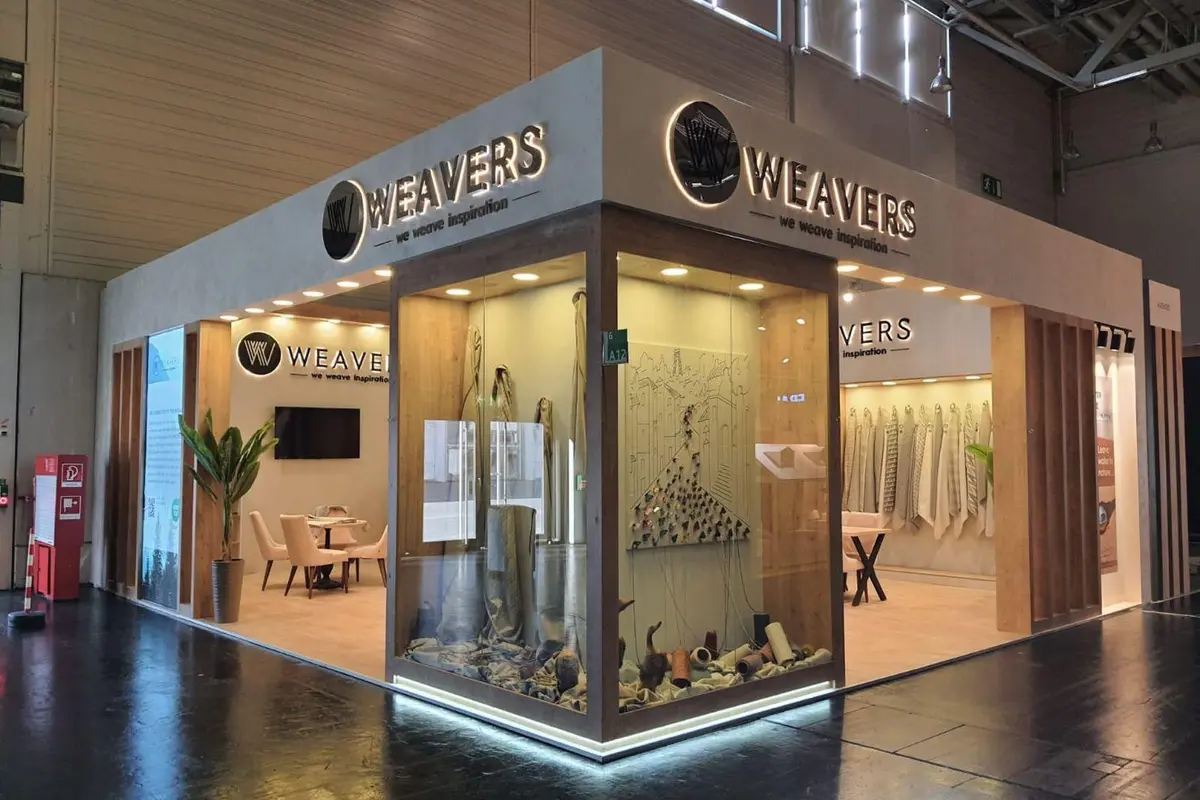 Weavers: جناح لمعرض منسوجات يضم عينات ومساحة للاجتماعات.